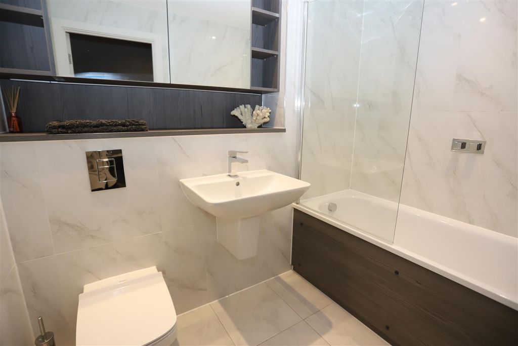 Additional image 13 of 2 bed flat to rentDeansgate Square, Owen Street M15