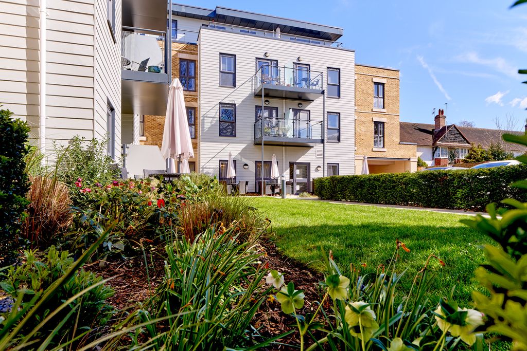 Additional image 3 of 2 bed flat to rentQueens Road, Weybridge KT13