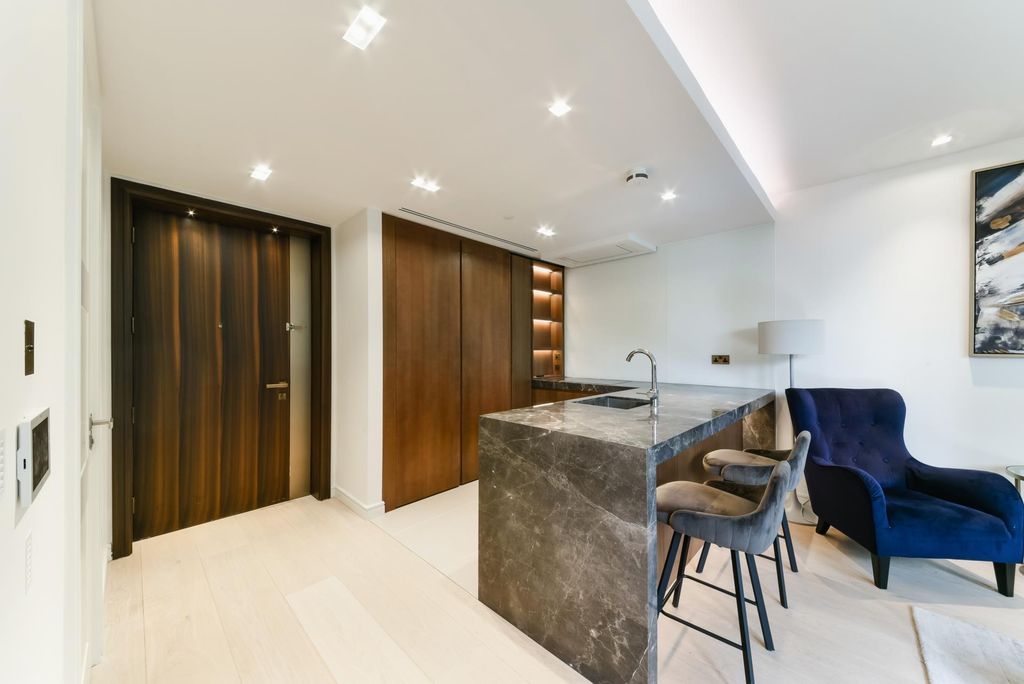 Additional image 4 of 1 bed flat to rentLincoln Square, Holborn, London WC2A