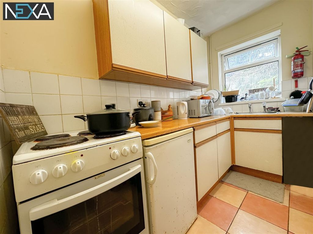 2 bed flat to rentStow Hill Treforest, Pontypridd CF37 photo 5