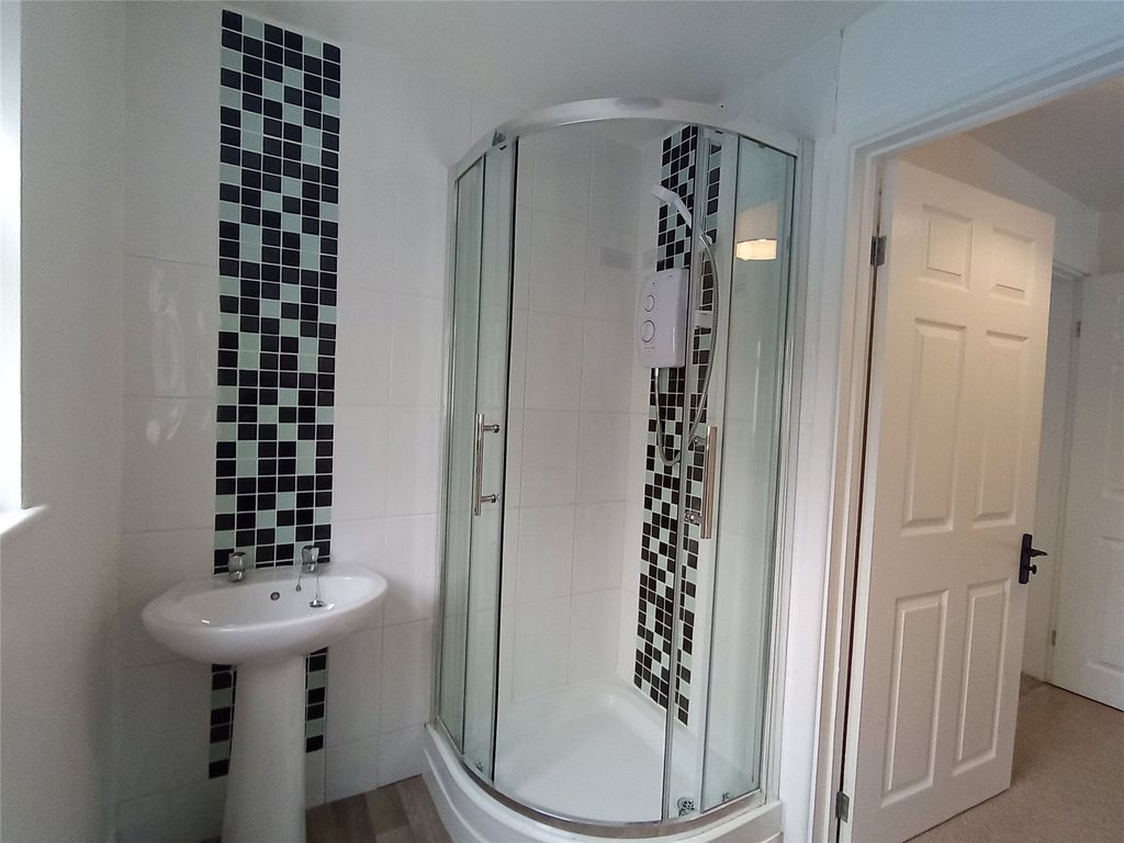 Additional image 11 of 2 bed flat to rentFlat 2 Poole House, Francis Street, Milford Haven, Pembrokeshire SA73