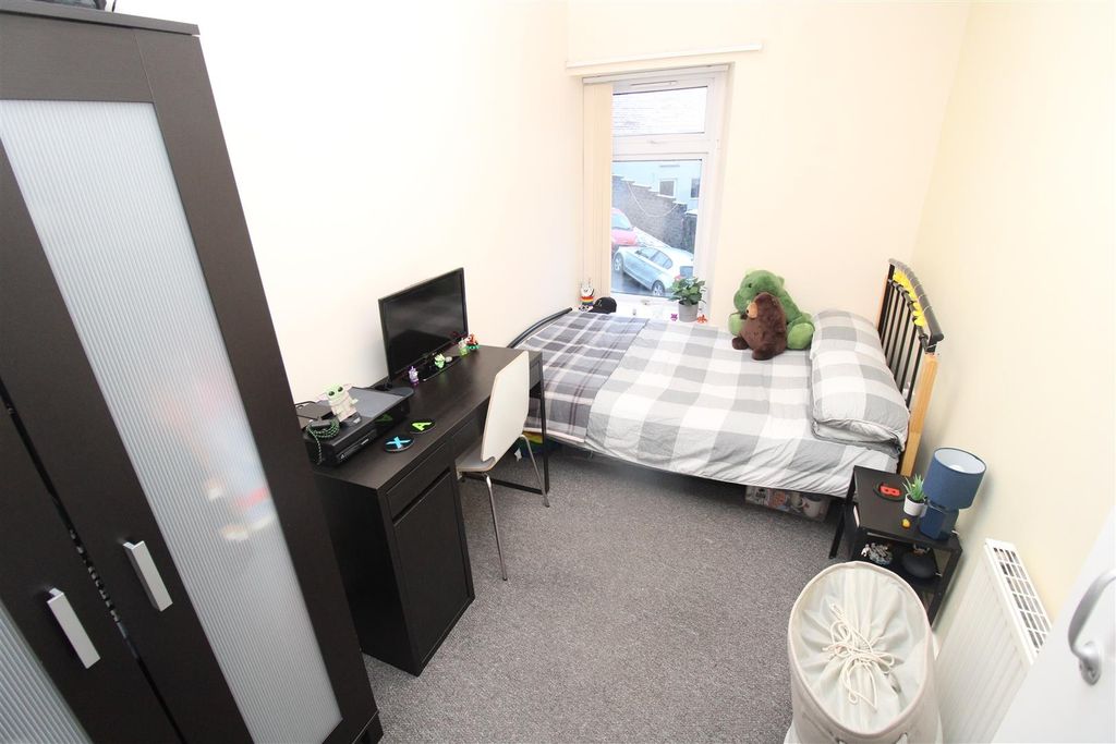 1 bed flat to rentStow Hill Treforest, Pontypridd CF37 photo 4