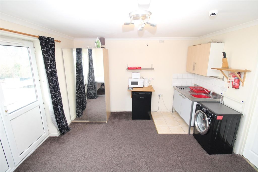 Studio to rentBroadway, Pontypridd CF37 photo 2