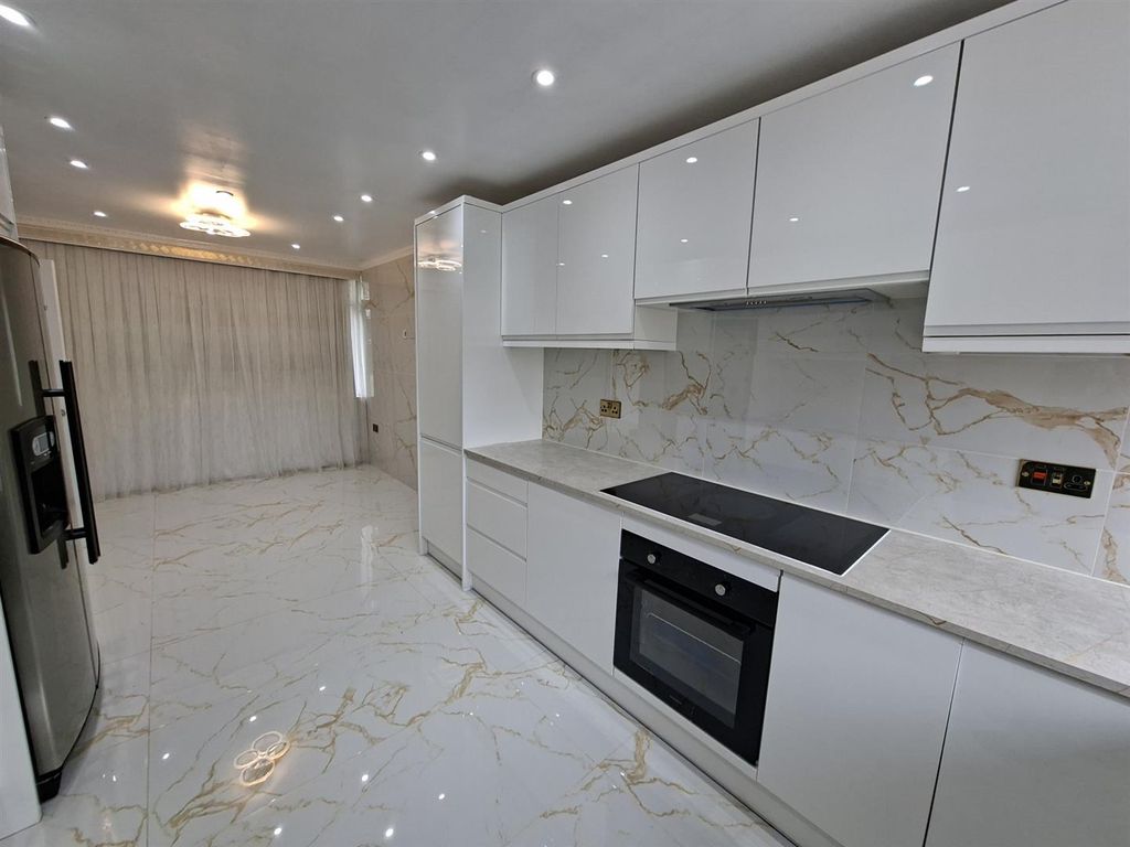 Additional image 2 of 5 bed terraced house to rentBramall Court, Peterborough PE3