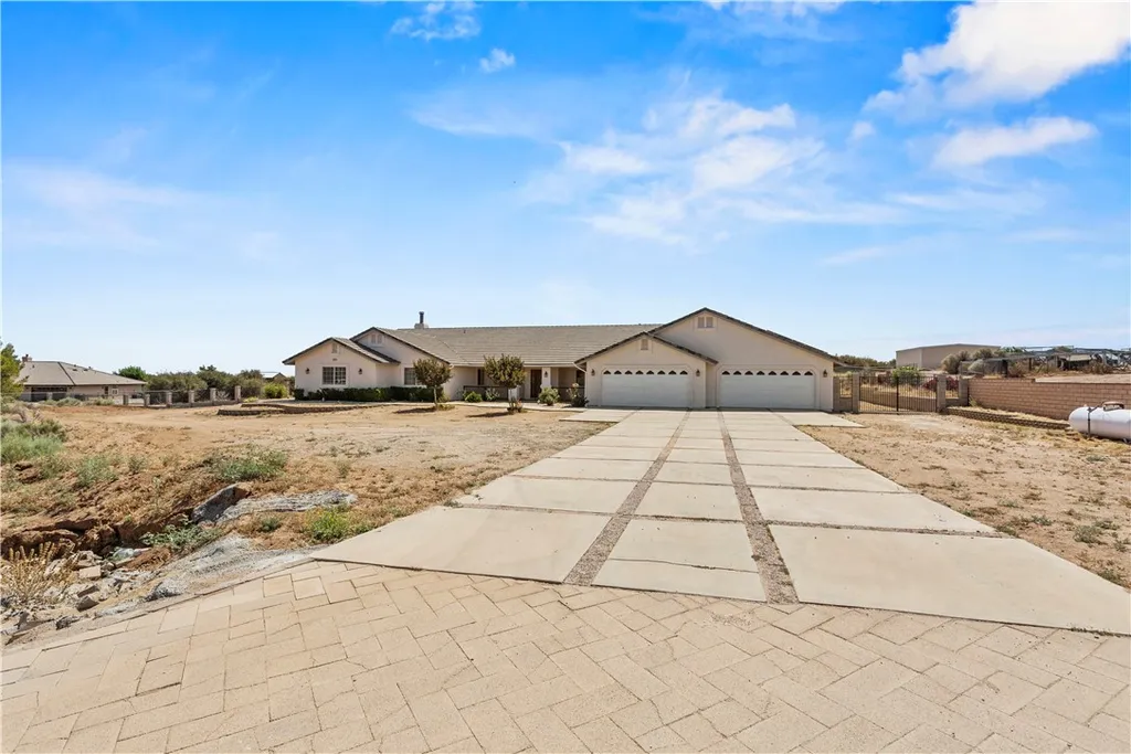 8379 Beaver Ave, Phelan, CA 92371 photo 2