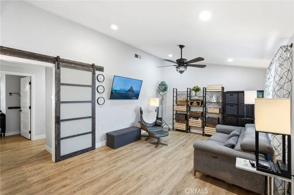 Additional image 3 of 19237 Avenue Of The Oaks Unit B, Newhall, CA 91321