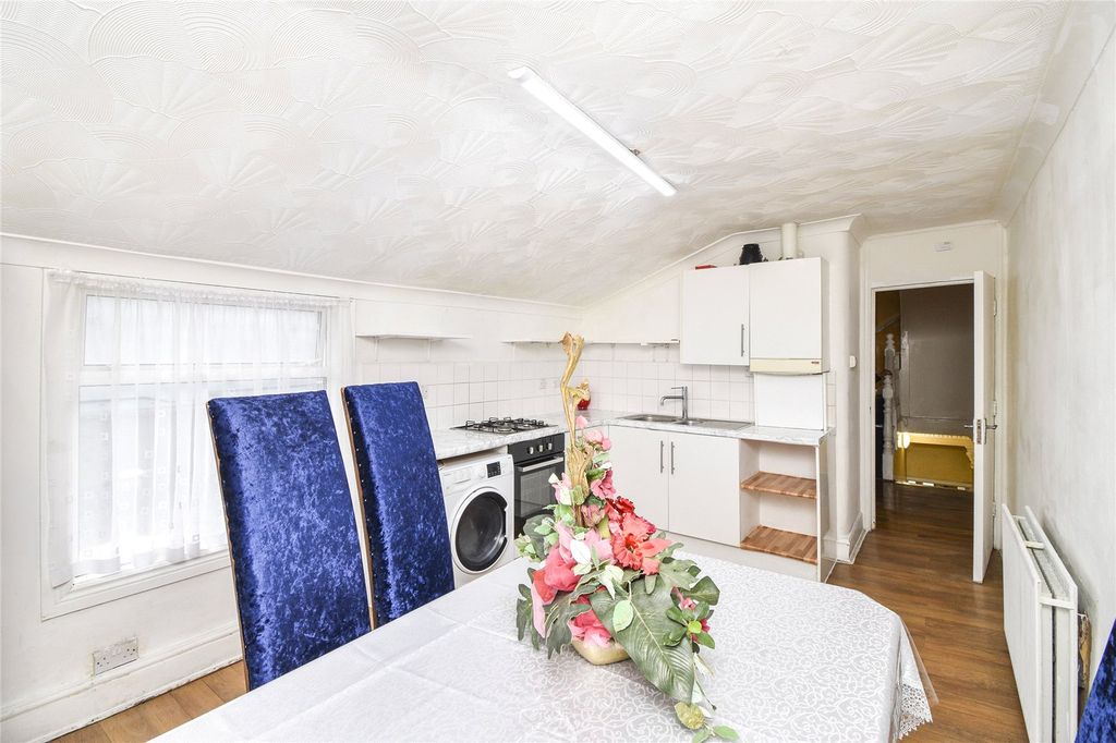 4 bed flat to rentIlford IG1 photo 4