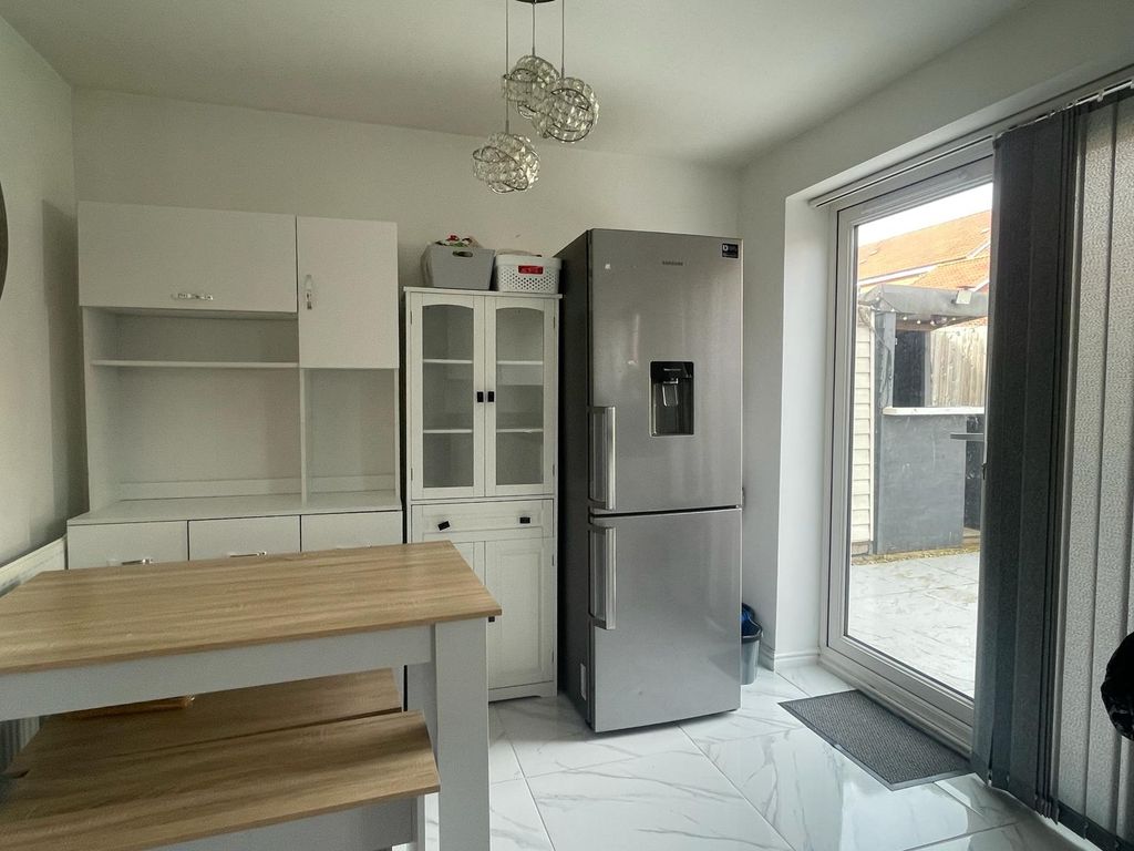 Additional image 3 of 3 bed semi-detached house to rentBolehyde Close, Swindon SN3