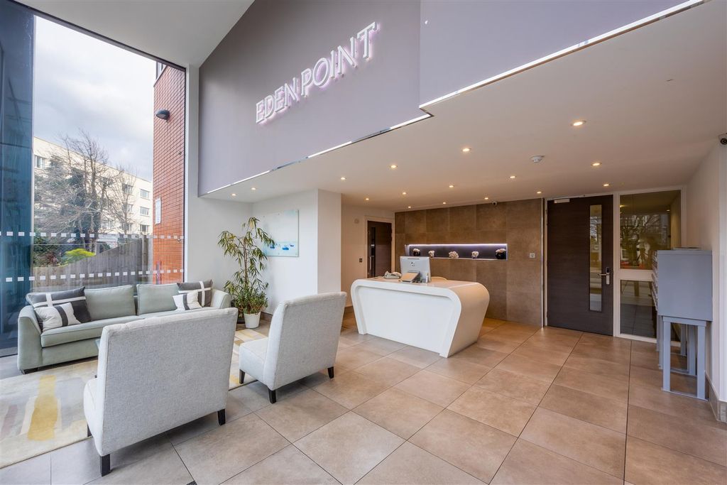 Additional image 2 of 2 bed flat to rentRectory Grove, Leigh-On-Sea SS9