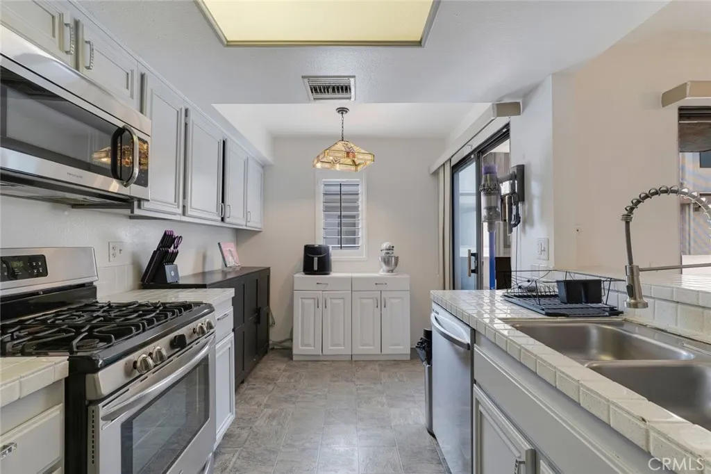 Additional image 68 of 10231 Independence Ave Unit C17, Chatsworth, CA 91311