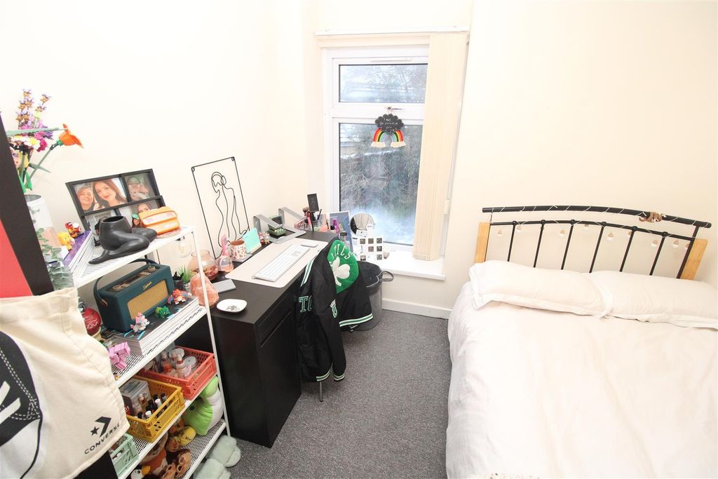 1 bed flat to rentStow Hill Treforest, Pontypridd CF37 photo 3