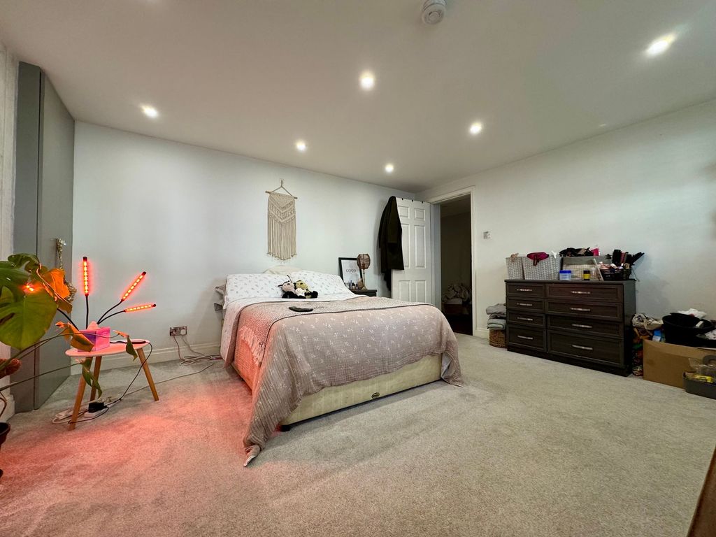Additional image 7 of 2 bed flat to rent24 Simon Place, St Helier JE2