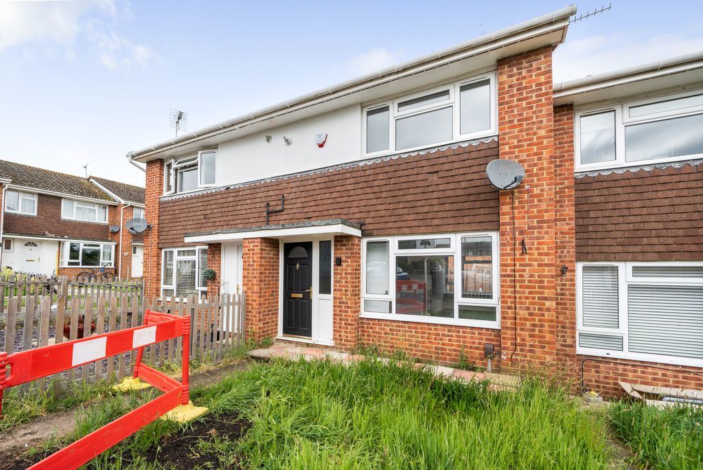 2 bed terraced house to rentRadcot Close, Maidenhead SL6