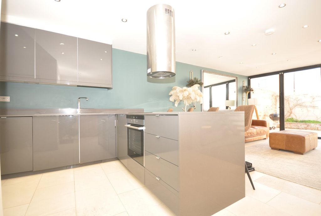 Additional image 4 of 2 bed semi-detached house to rentChapel Lane, Cheltenham GL50