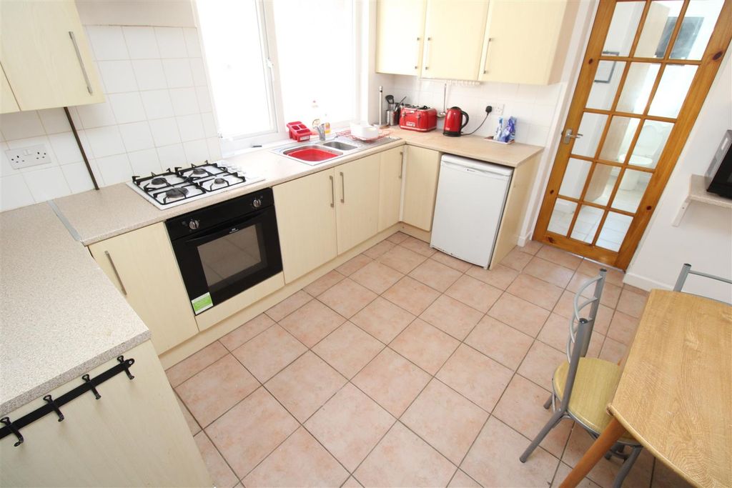 5 bed semi-detached house to rentBertha Street Treforest, Pontypridd CF37