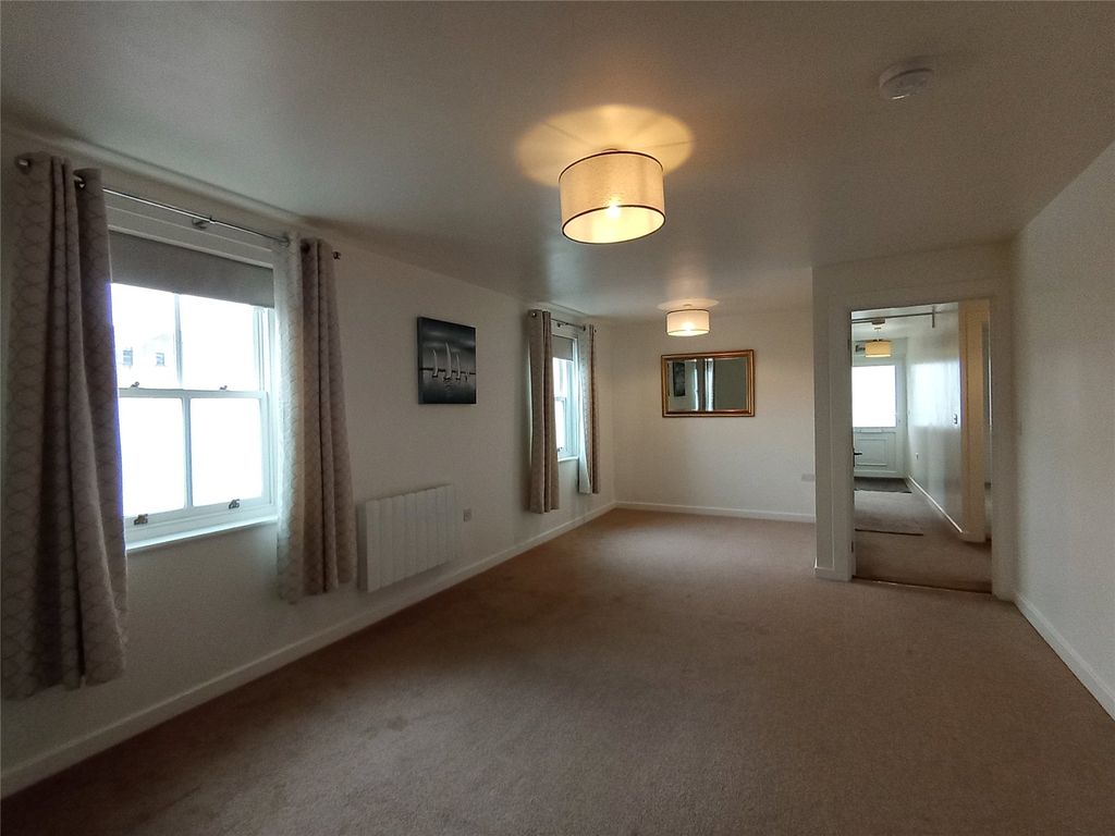 Additional image 8 of 2 bed flat to rentFlat 2 Poole House, Francis Street, Milford Haven, Pembrokeshire SA73