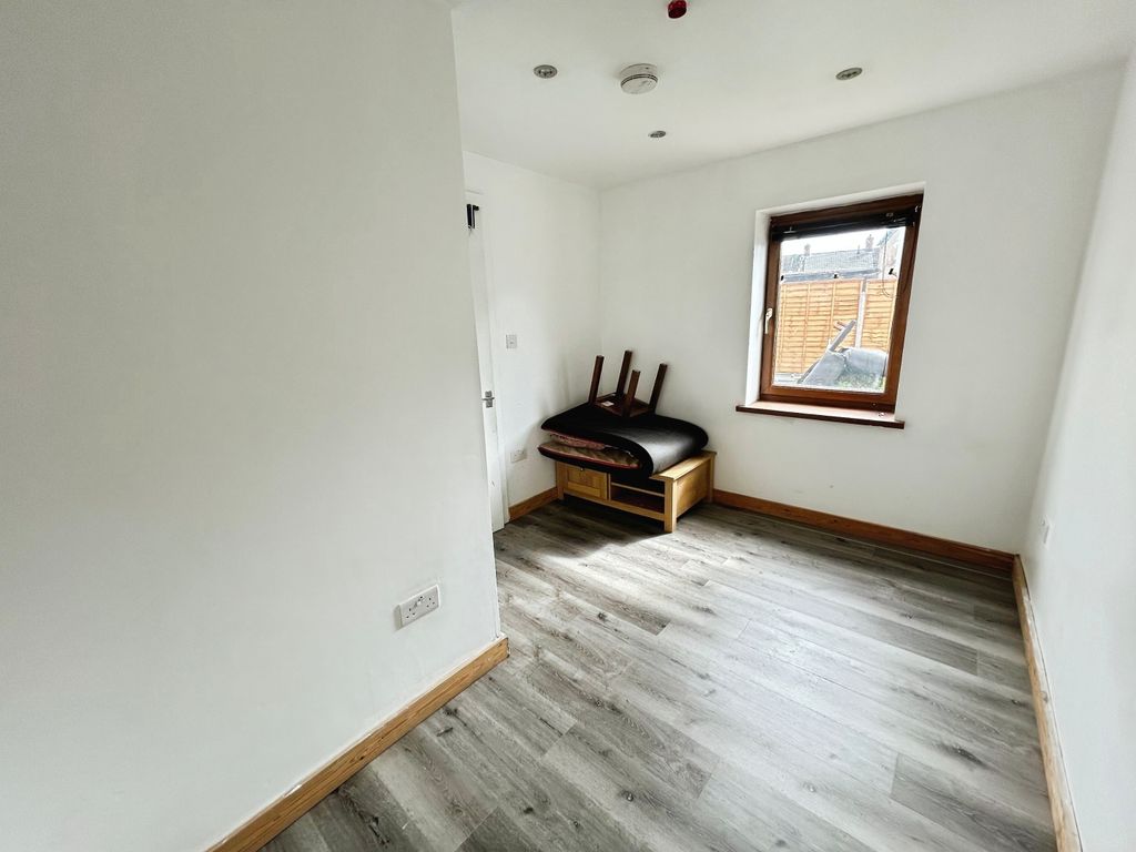 1 bed flat to rentWindsor Road, Neath SA11 photo 3