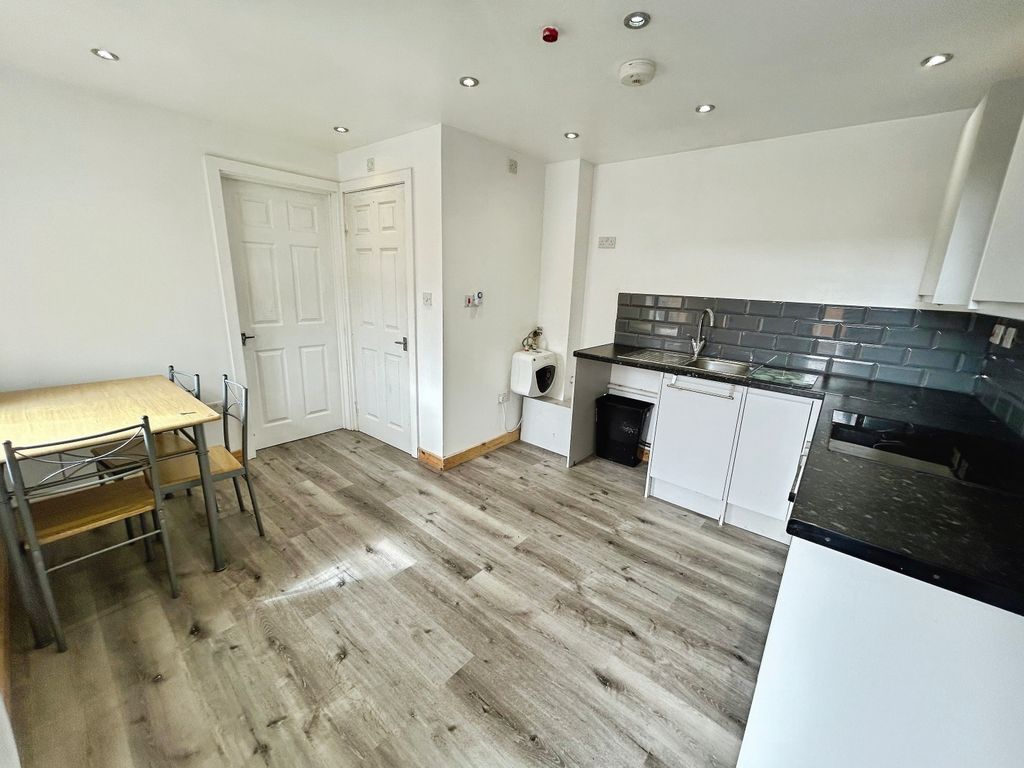 1 bed flat to rentWindsor Road, Neath SA11