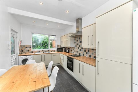 Rolleston Drive NG7, Room to rent