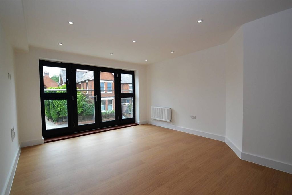 Additional image 2 of 1 bed flat to rentWatling Street, Radlett, Hertfordshire WD7