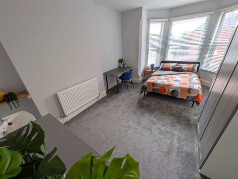 The Hollies, Third Avenue, Nottingham NG7, Room to rent