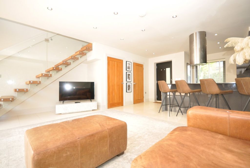 Additional image 2 of 2 bed semi-detached house to rentChapel Lane, Cheltenham GL50