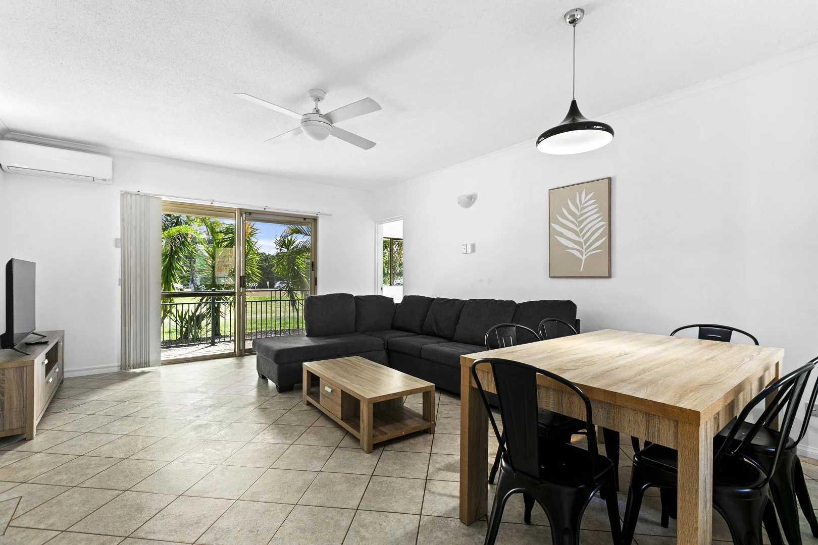 Unit 1/3 Beach Road, Pialba QLD 4655 photo 4