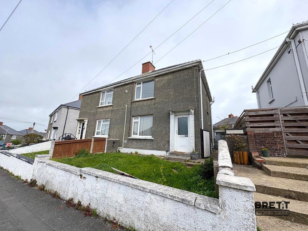 3 bed semi-detached house to rent65 Precelly Place, Milford Haven, Pembrokeshire. SA73