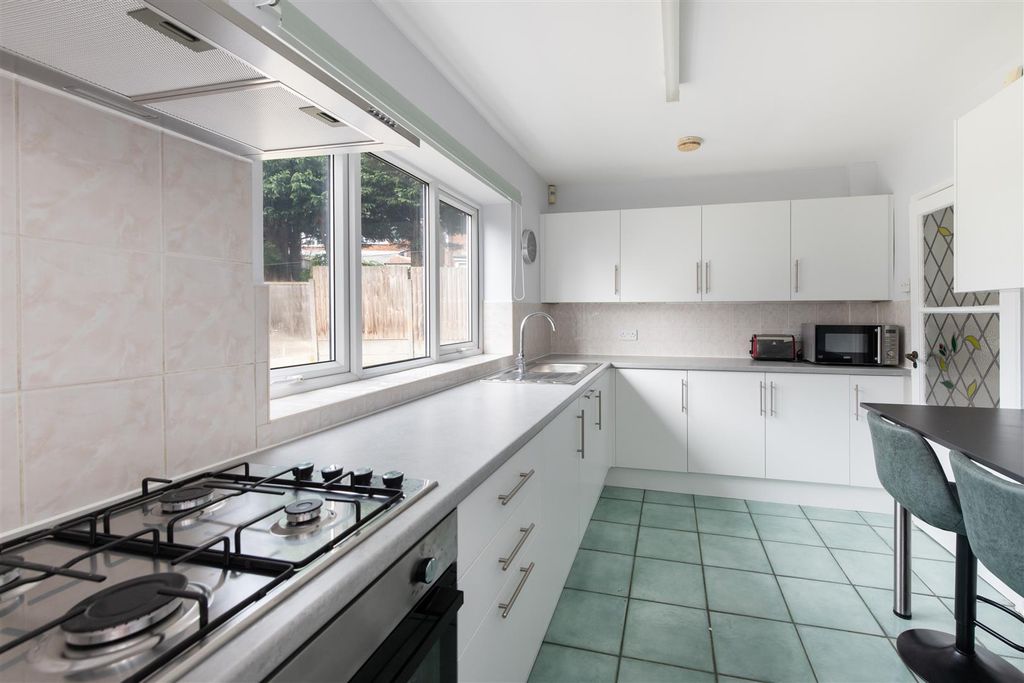 Additional image 5 of 4 bed property to rentMansfield Avenue, Barnet EN4