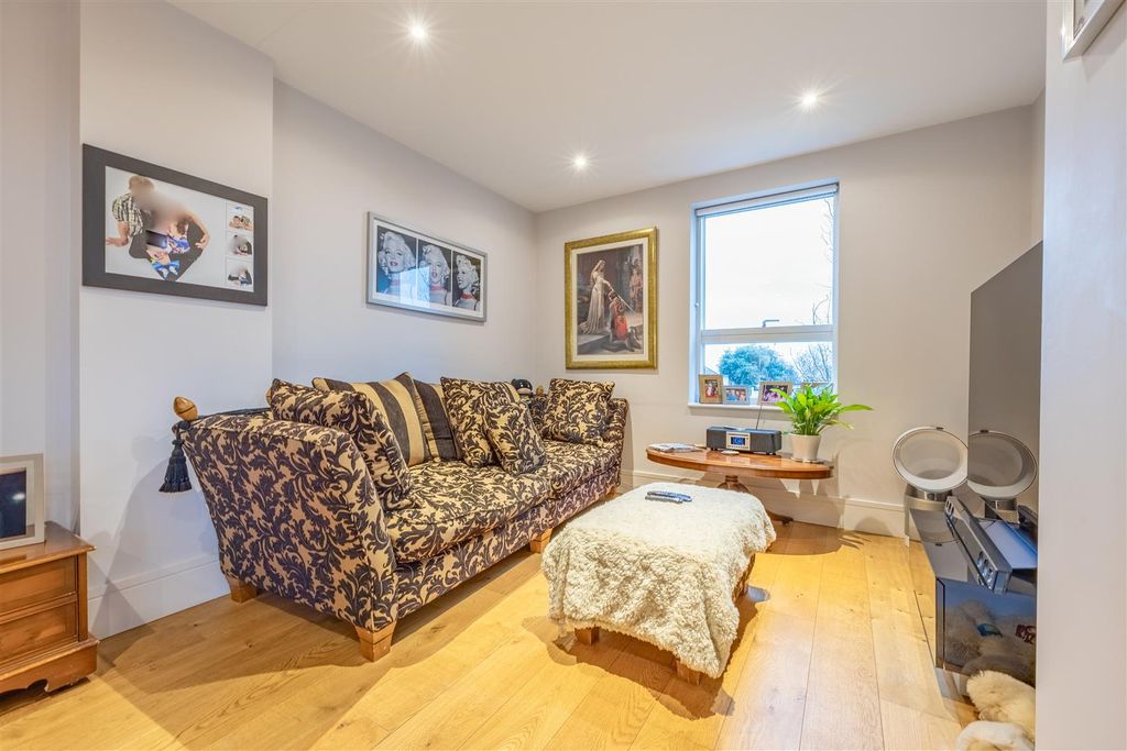 Additional image 13 of 2 bed flat to rentRectory Grove, Leigh-On-Sea SS9