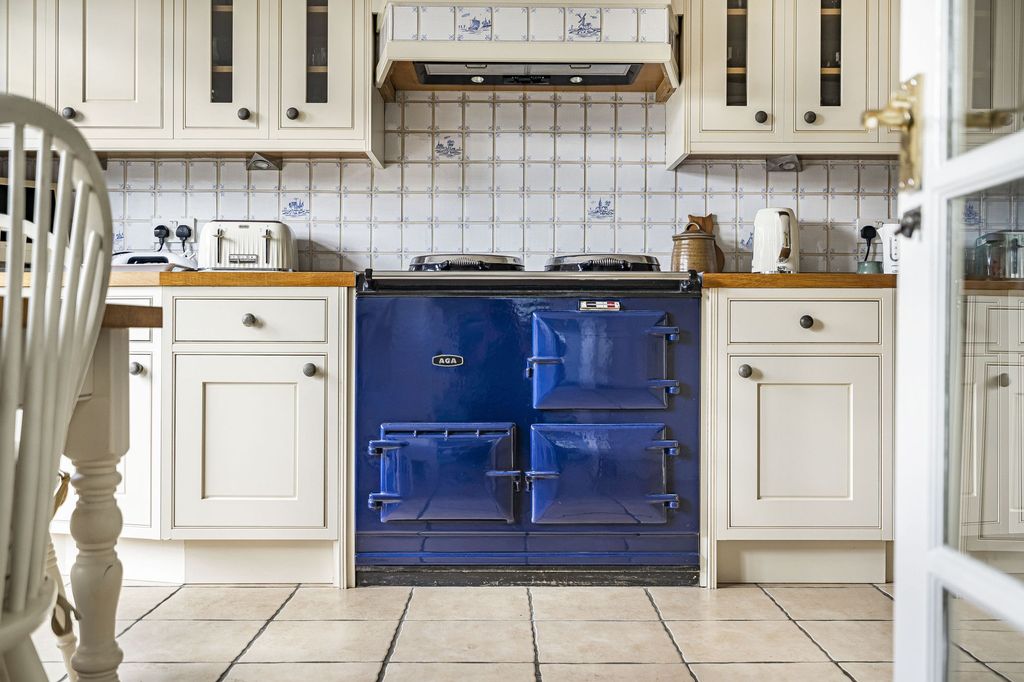 Additional image 5 of 2 bed detached house to rentDowns Lane, Leatherhead KT22