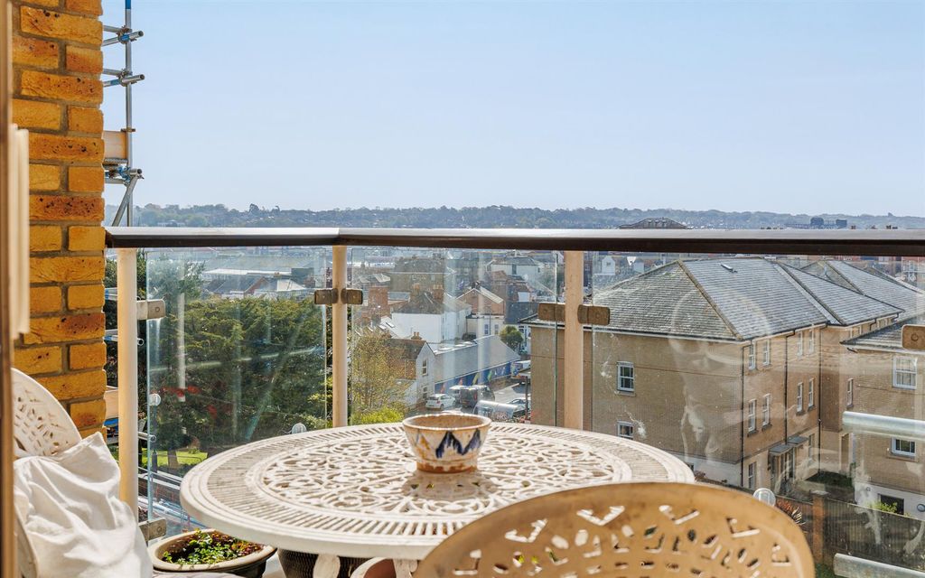 Additional image 2 of 3 bed flat for saleAdmiral Gardens, Cowes PO31