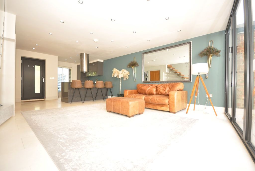 Additional image 3 of 2 bed semi-detached house to rentChapel Lane, Cheltenham GL50