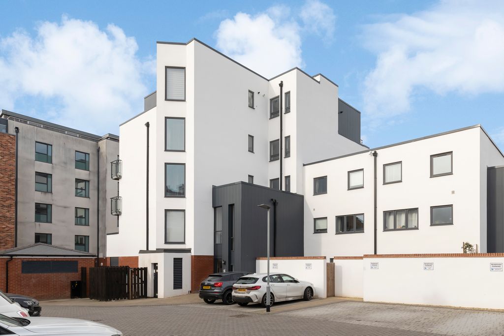 Additional image 3 of 2 bed flat to rentFishers Lane, Cheltenham GL52