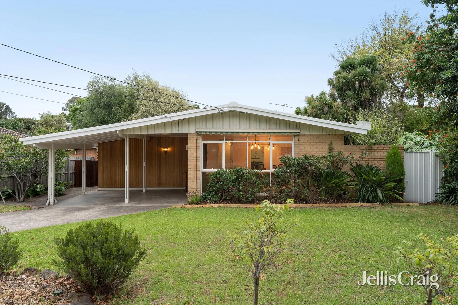 8 Crimson Avenue, Blackburn South VIC 3130
