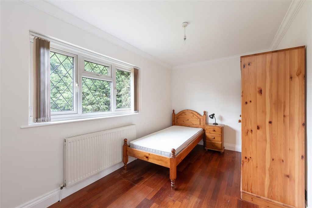 Additional image 12 of 4 bed property to rentMansfield Avenue, Barnet EN4