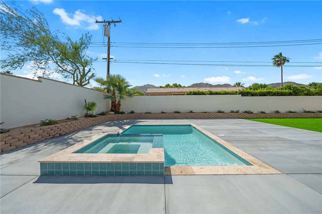 54217 Eisenhower Dr, La Quinta, CA 92253