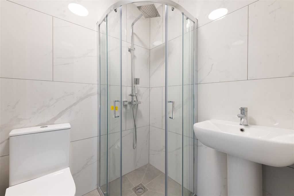Additional image 15 of 4 bed property to rentMansfield Avenue, Barnet EN4