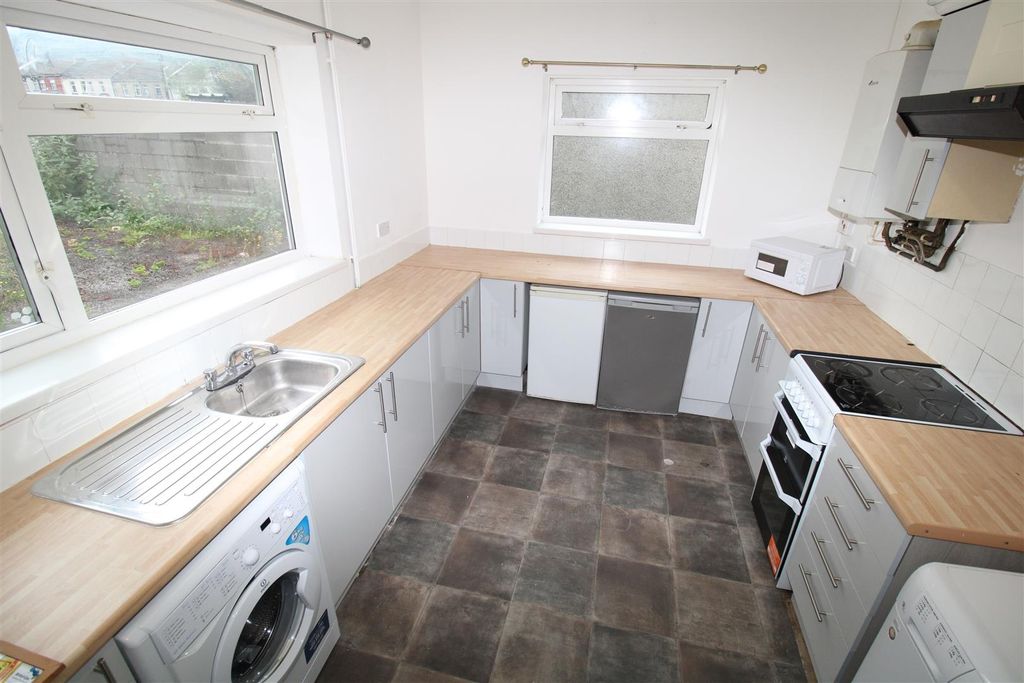 4 bed semi-detached house to rentOxford Street Treforest, Pontypridd CF37