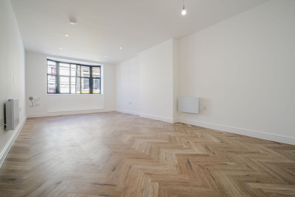 Additional image 2 of 1 bed flat to rentPeascod Street, Windsor SL4