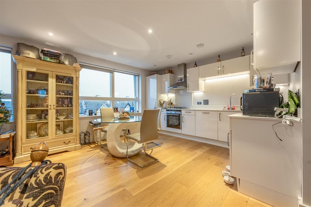 Additional image 15 of 2 bed flat to rentRectory Grove, Leigh-On-Sea SS9