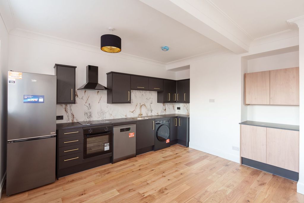 3 bed flat to rentPreston Circus, Brighton BN1 photo 2