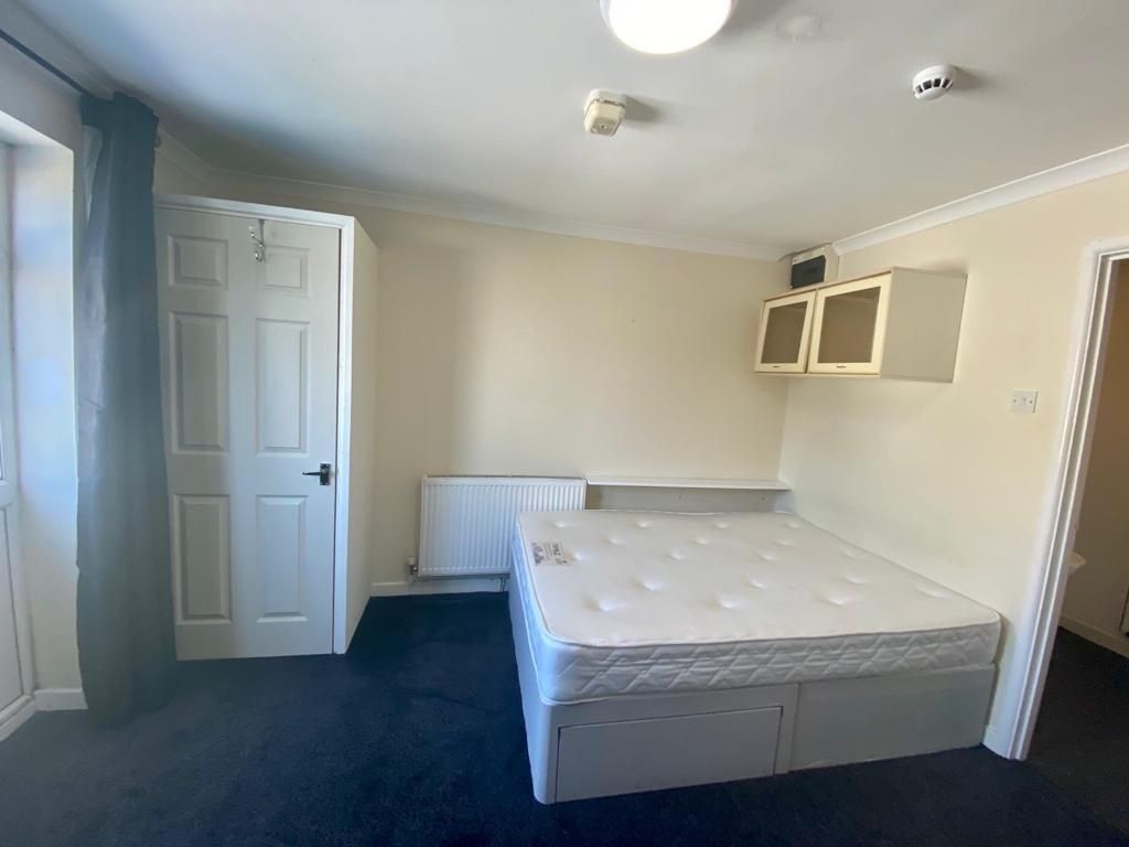 Studio to rentBroadway Treforest, Pontypridd CF37 photo 4