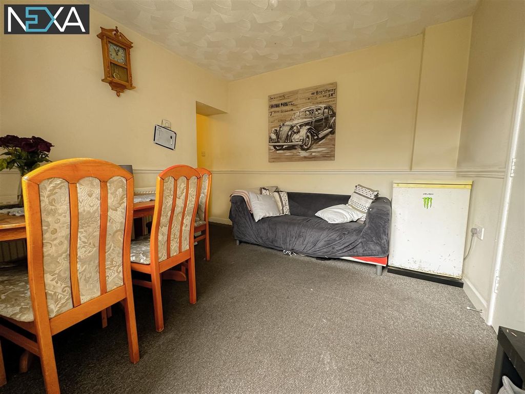 2 bed flat to rentStow Hill Treforest, Pontypridd CF37 photo 4