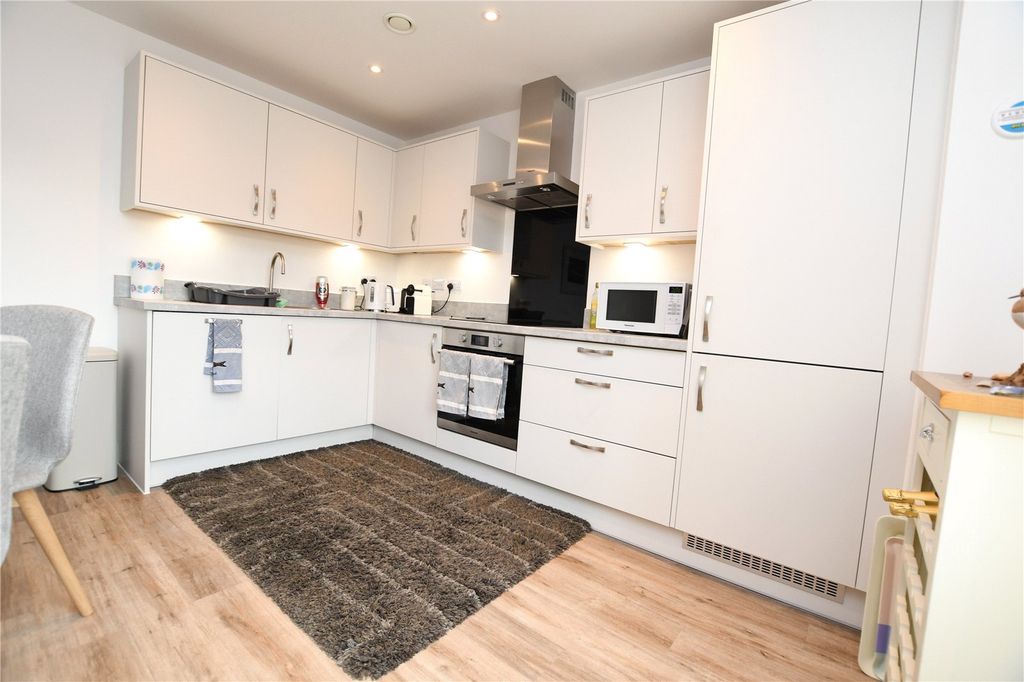 Additional image 2 of 2 bed flat to rentBeach Road, Weston-Super-Mare, North Somerset BS23