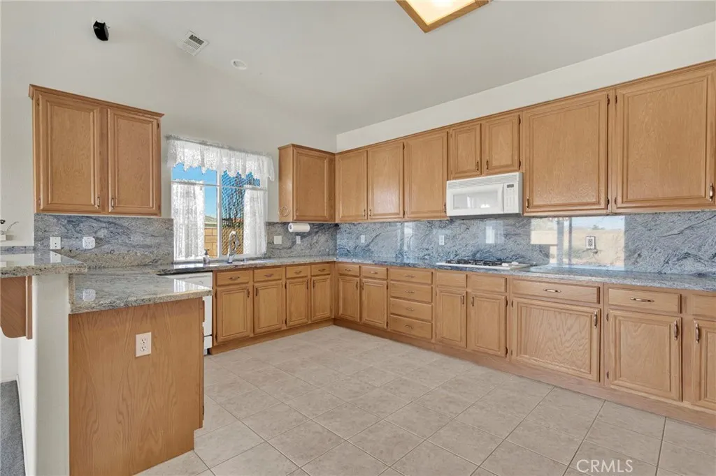 18766 Kitom Rd, Apple Valley, CA 92308 photo 3