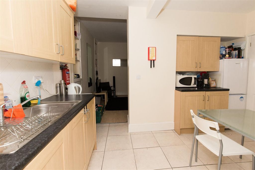 1 bed semi-detached house to rentQueen Street Treforest, Pontypridd CF37 photo 2