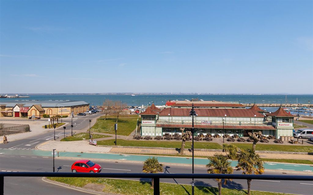 Additional image 2 of 2 bed flat to rentEsplanade, Ryde PO33