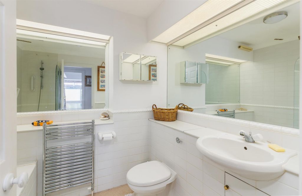 Additional image 15 of 3 bed flat for saleAdmiral Gardens, Cowes PO31