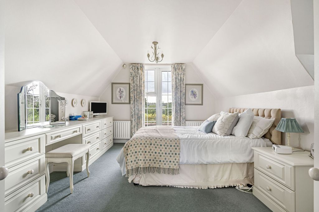 Additional image 12 of 2 bed detached house to rentDowns Lane, Leatherhead KT22